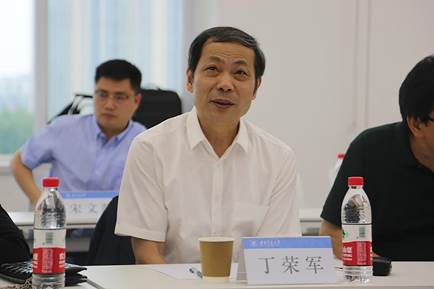 男人和女人在桌子边中度可信度描述已自动生成 男人和女人在桌子边中度可信度描述已自动生成